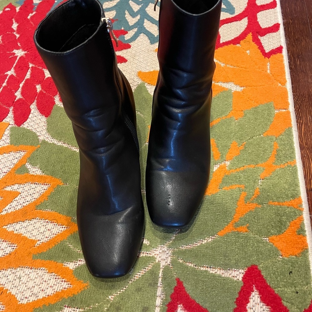IDIFU Womens black boots size 11. Worn a few times. Very good condition.